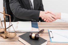 Công chứng hợp đồng ủy quyền mà 2 bên không đến cùng 1 nơi để công chứng thì có được không?