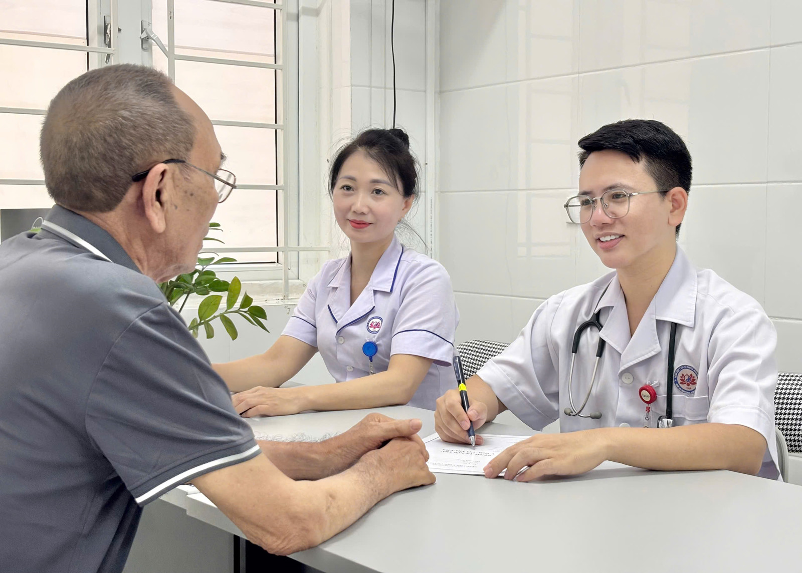 Khám chữa bệnh trái tuyến hưởng 100% BHYT